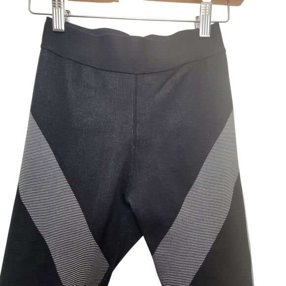 Fabletics Black And White Heavy Compression Stretch Leggings Size XS - Picture 3 of 11